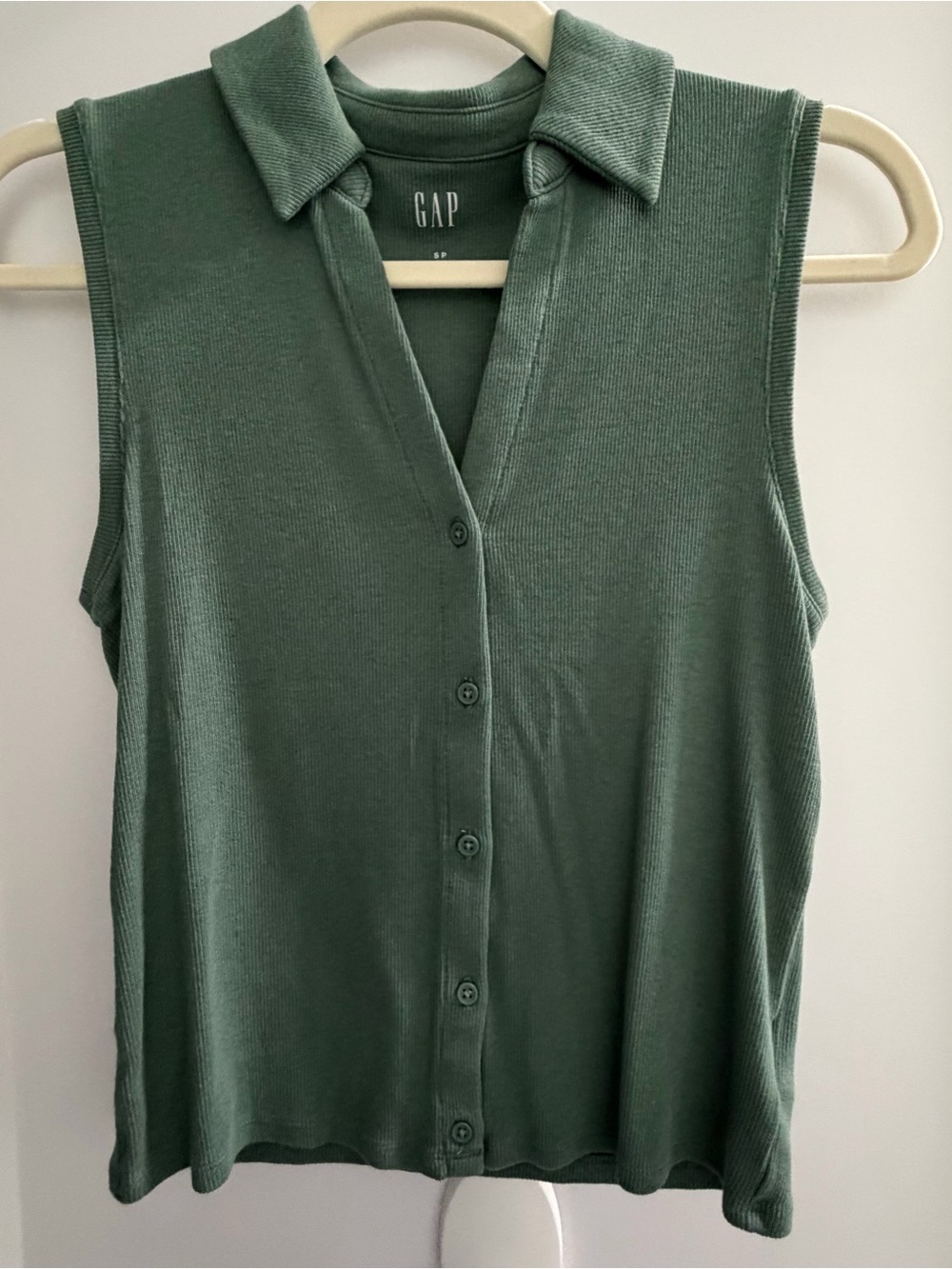 GAP Women's Sleeveless Button-Front Collared Top